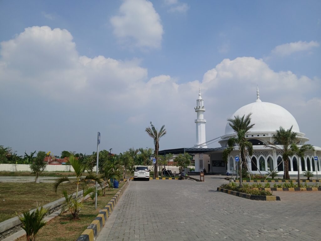 Masjid Jami Kartika Menjadi Tempat Ikonik di Karawang
