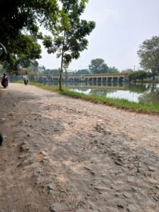 Kondisi Jalan Rusak di Desa Klari yang Membahayakan