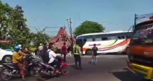 Nahas! Sebuah Bus di Pasuruan Tabrak Pos JPL Kereta Api