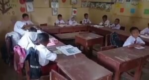 Miris! Murid SD Kampar Belajar di Ruangan Bekas WC