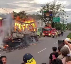 Kebakaran Truk Pengangkut Barang di Tanjungpura