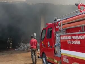 Kebakaran Hebat di Jalan Caringin Dekat Gudang PT Wings Food