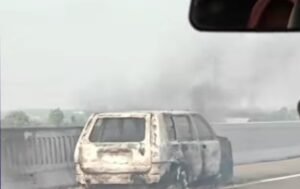 Satu Unit Mobil Ludes Terbakar di Jalan Tol Layang MBZ