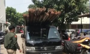 Warga Cikarang Tangkap Komplotan Pencuri Tiang Kabel Fiber
