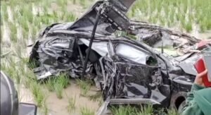 Sebuah Mobil Toyota Rush Tertabrak Kereta, Enam Orang Tewas