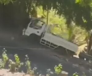 Sebuah Truk Alami Kecelakaan di Tanjakan Goa Gong Jimbaran