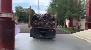 Aksi Protes Warga Sintang Buang Sampah ke Kantor Pemerintah