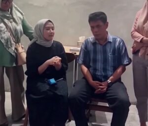 Wanita Pengendara Motor Terjatuh Saat Menyalip Ambulans