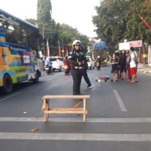 Kecelakaan di Jl. Cicendo: Seorang Pria Tertabrak Sepeda Motor