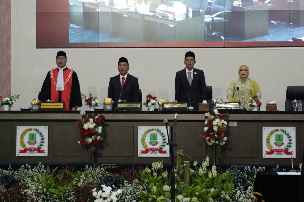 Anggota DPRD Terpilih Mengikuti Pelantikan Di Gedung Paripurna