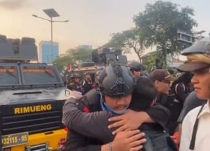 Anggota Brimob Sampaikan Kalimat Menyentuh Hati pada Demonstran