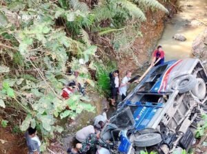 Gagal Fungsi Rem, Elf Terpental dan Masuk Jurang di Garut