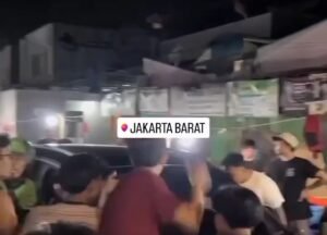Sedan Mewah BMW Jadi Sasaran Amuk Massa di Cengkareng