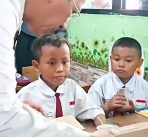 Murid SDN Cideng 07 Bawa Pulang Jatah Makan Siang untuk Nenek yang Sakit
