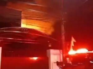Gudang Plastik di Kebayoran Lama Hangus Terbakar