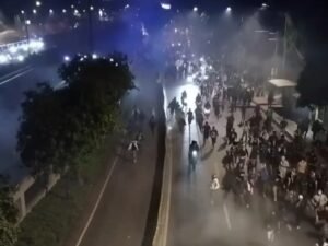 Demonstran Ditembaki Gas Air Mata oleh Anggota Brimob
