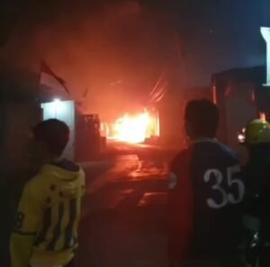 Nahas! Bangunan di Jl. Holis Bandung Hangus Terbakar