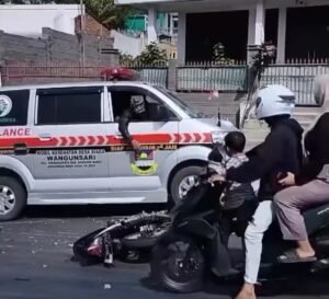Karena Tak Beri Jalan, Pengendara Motor Tertabrak Ambulans