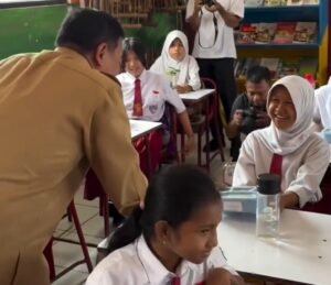 Seorang Siswa Bawa Pulang Makanan Gratis untuk Orang Tua
