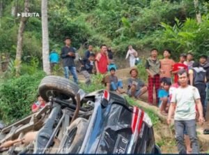 Minibus Terjun ke Sawah di Banjarwangi Akibat Jalan Menanjak
