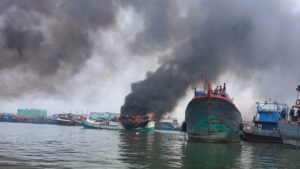 Nahas! Dua Kapal di Muara Baru Hangus Terbakar