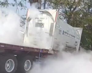 Mobil Tangki Gas Bocor di Jalan Pangkal Perjuangan Karawang