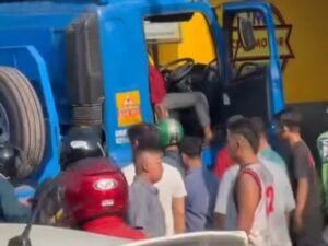 Alami Serangan Jantung, Sopir Truk Tabrak Beberapa Kendaraan