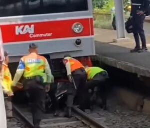 Nekat Menerobos Palang, Wanita di Depok Tertabrak KRL