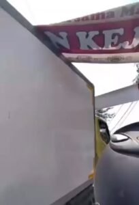 Truk Diesel Tersangkut di Portal Jembatan di Bekasi