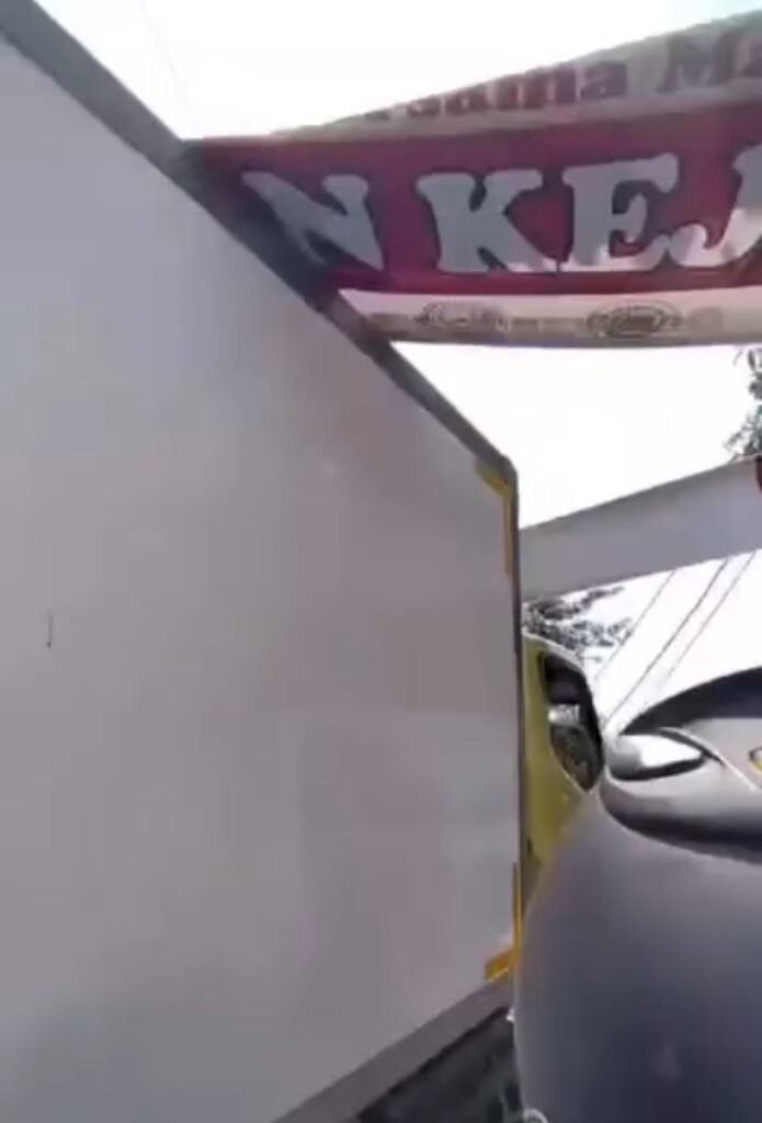 Truk Diesel Tersangkut di Portal Jembatan di Bekasi