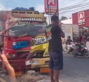Sebuah Truk Tabrak Pembatas Jalan di Jalan Raya Klari