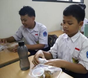 Program Uji Coba Makan Bergizi Gratis di SMPN 2 Tambun Selatan, Bekasi