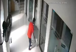 Detik-detik Kotak Amal di Masjid Al Ikhlas Karawang Dibobol Maling