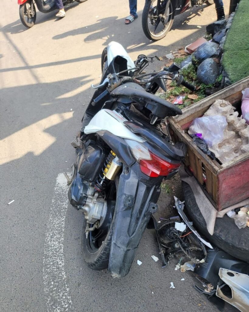Tragis! Mobil Elf Tabrak Pengendara Motor di Ujung Berung
