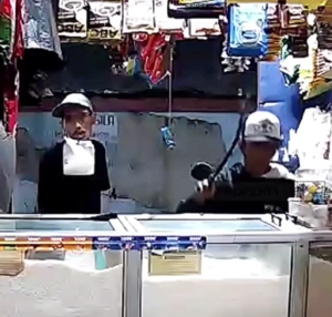 Pria Mabuk Terekam CCTV Ancam Pemilik Warung