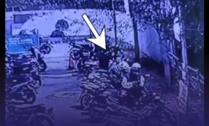 Detik-detik Sebuah Motor Dicuri di SPBU Bekasi Terekam CCTV