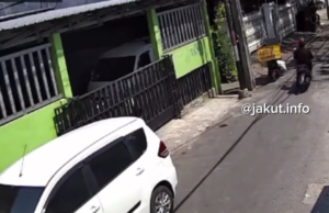 Aksi Pencurian Paket Kurir di Jakarta Utara Terekam CCTV
