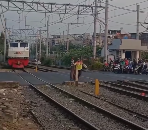 Nyaris Tertabrak Kereta, Pria Diselamatkan Petugas di Pasar Senen