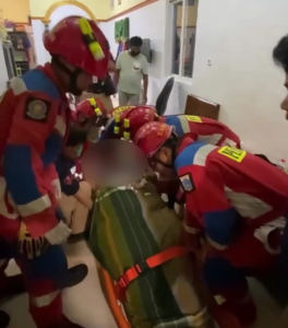 Tim Penyelamat Cilincing Evakuasi Pria Obesitas yang Sakit