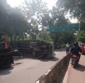 Kecelakaan Truk di Jakarta Selatan, Arus Lalu Lintas Terhambat