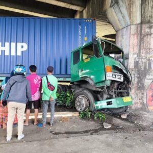 Diduga Pecah Ban, Truk Trailer Hilang Kendali dan Tabrak 2 Pengendara Motor