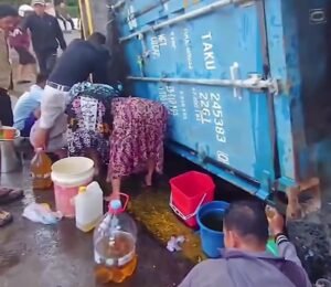 Warga Makassar Berebut Minyak Goreng Tumpah di UNM