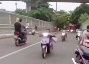 Beberapa Anak di Jakarta Timur Lakukan Atraksi Ugal-ugalan