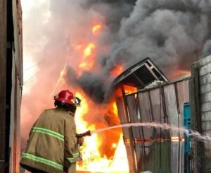 Kebakaran Hebat Melanda Kawasan Lapak Barang Bekas di Bekasi