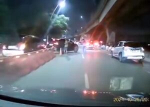 Oknum Pak Ogah Terekam Kamera Buka Barrier Rekayasa Lalu Lintas di Tol Plumpang