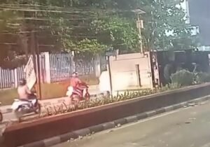 Nahas! Truk Boks Terguling di Depan PT Suzuki Tambun