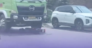 Nahas! Pengendara Sepeda Listrik Tewas Usai Terlindas Truk