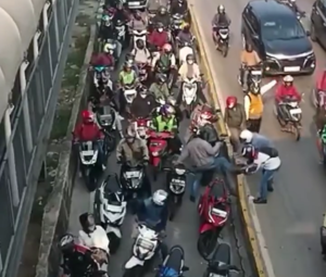 Aksi Pengendara Bongkar Pembatas Jalur Busway Picu Kemacetan