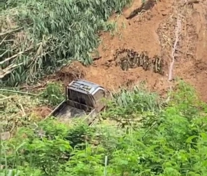 Mobil Pick Up di Sukabumi Tertimbun Longsor Akibat Hujan Deras