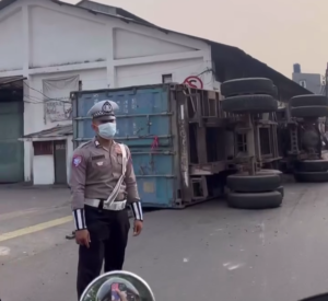 Sebuah Truk Diduga Hilang Kendali di Pademangan Terbalik
